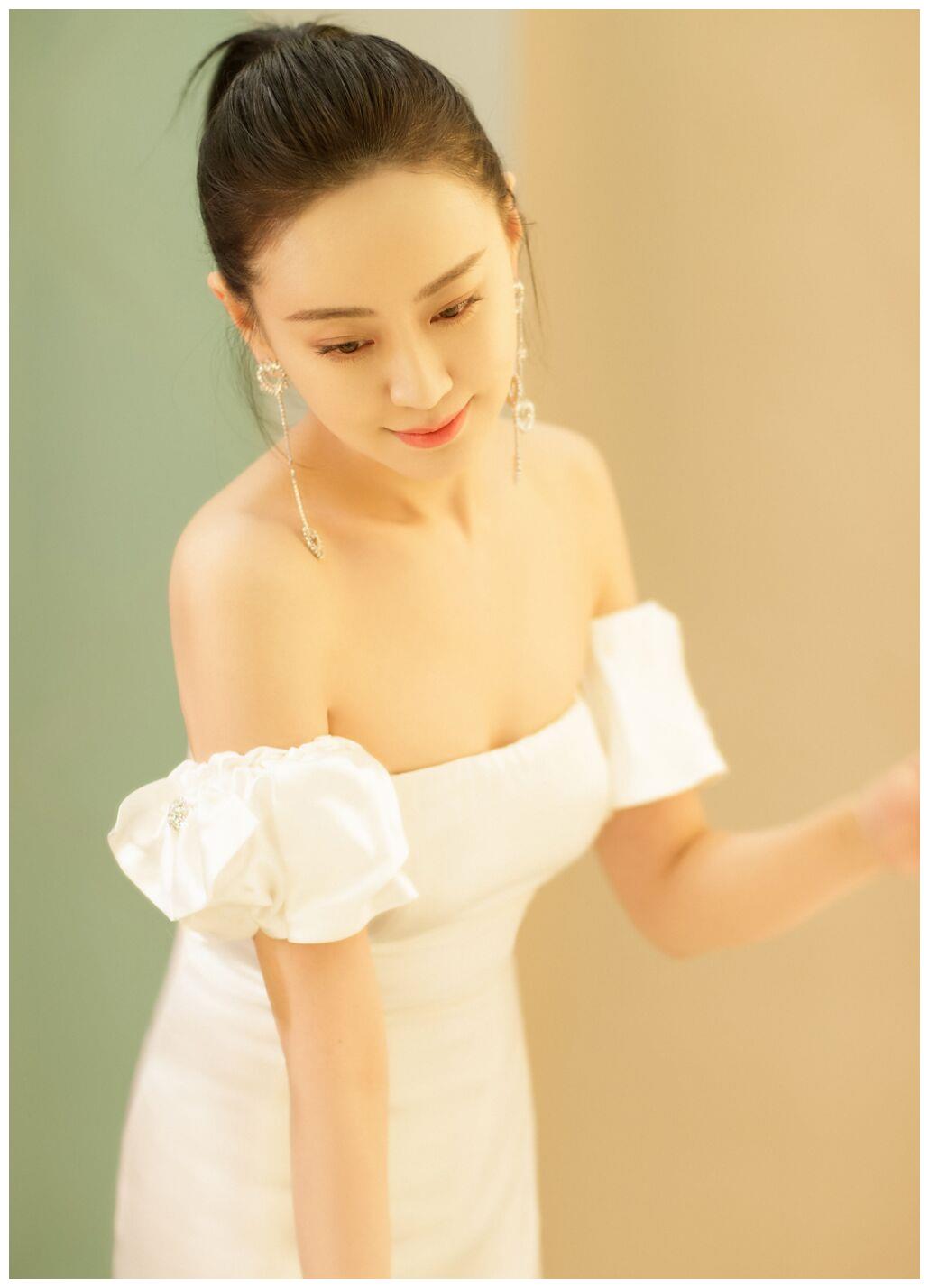 胡歌,李现都带不红的她,如今放飞自我,穿红色短裙让人心动|王乐君