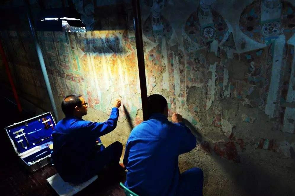 如何修复敦煌壁画,修复师们经过总结,共归纳出这些“绝”招|壁画|莫高窟|敦煌壁画_新浪新闻