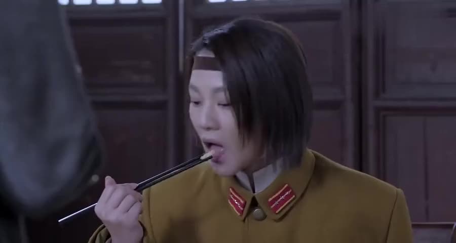 女医生故意给自己酒里下毒,嫁祸给女鬼子,一箭双雕简直聪明了