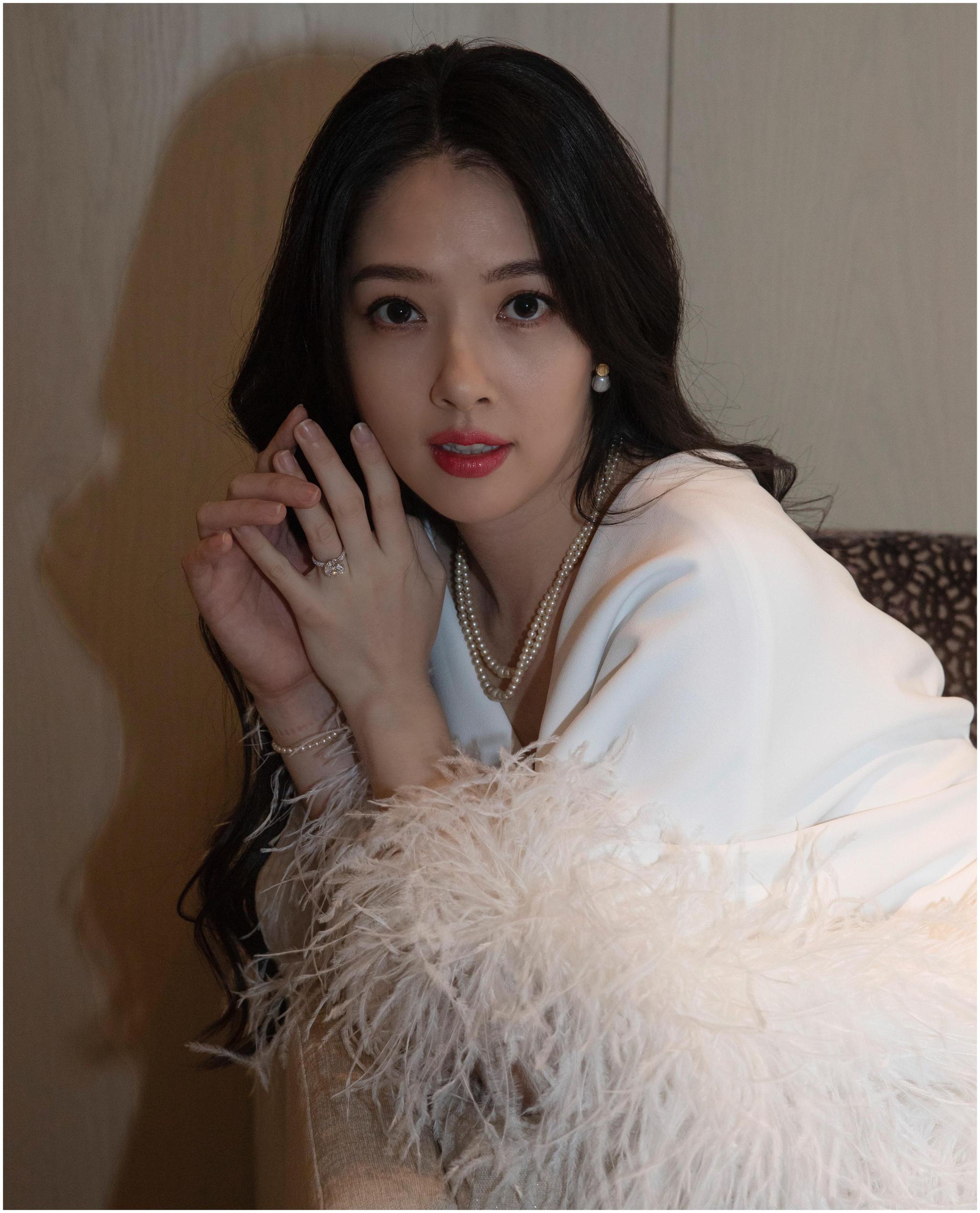 郭碧婷产后亮相状态惊人!纯白羽毛礼服秀纤瘦曲线