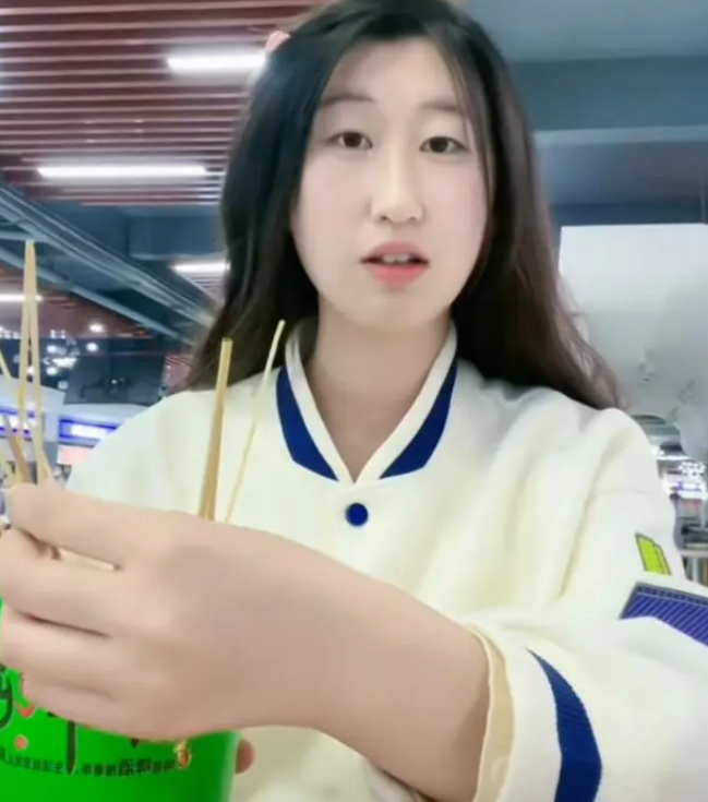 人丑多作怪？为了红不在乎评论，河南一女大学生频繁秀颜值被吐槽休闲区蓝鸢梦想 - Www.slyday.coM