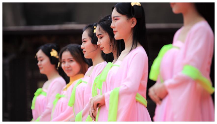 戏服堆如垃圾山,美若天仙的群演遍地都是|横店|戏服|群众演员_新浪