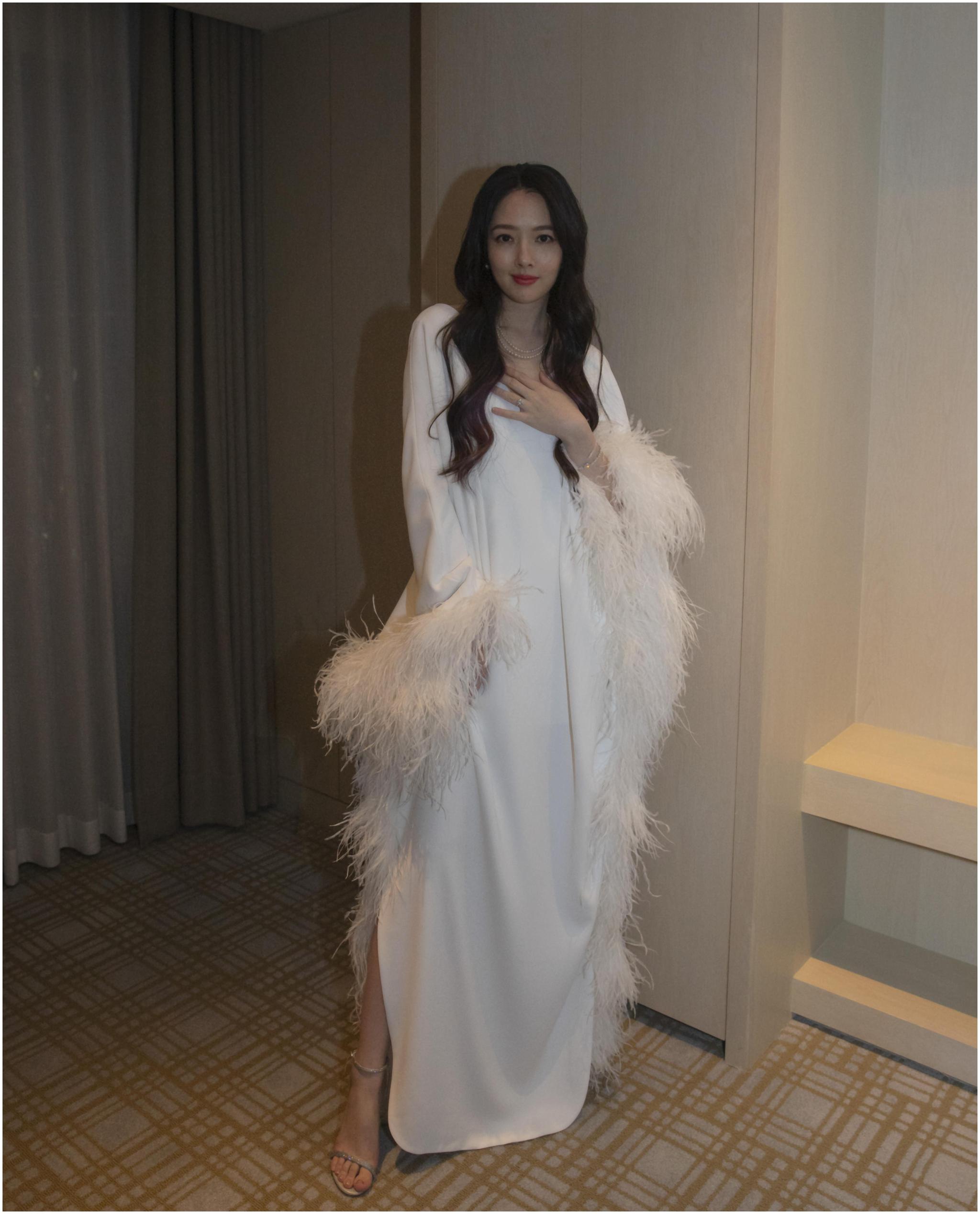 郭碧婷产后亮相状态惊人纯白羽毛礼服秀纤瘦曲线