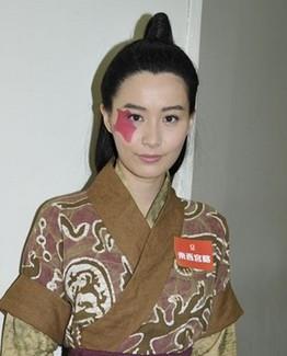 陈法拉版的"钟无艳"右脸同样有一块红色胎记,这版的钟无艳礼待她人