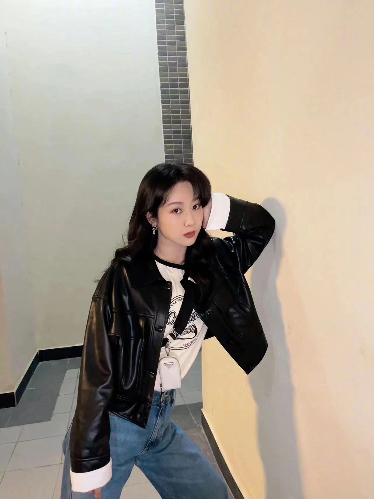 杨紫干净利落甜美酷飒的皮衣,清爽的帅