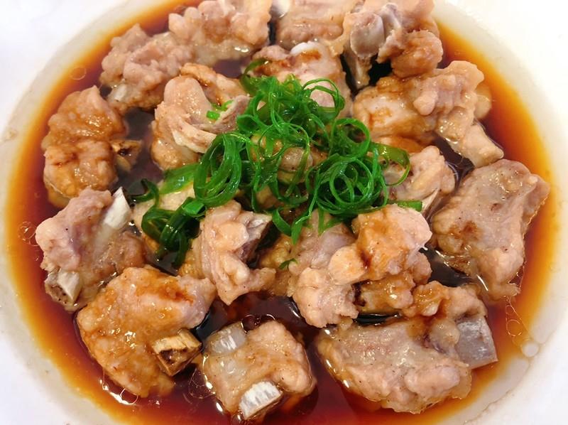 分享一道葱香清蒸排骨做法肉不柴入味好吃