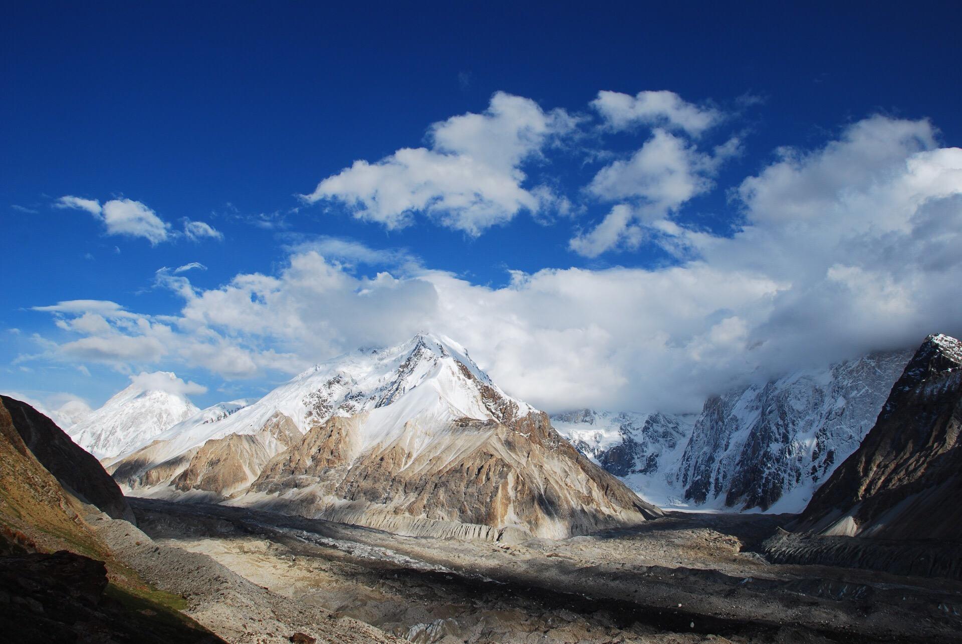 探访托木尔峰自然保护区拥有众多的冰川风景壮美