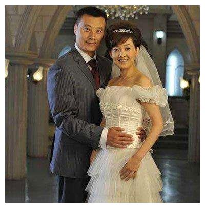 65岁张国立与47岁牛莉同框,网友:这算情侣服吗?邓婕会吃醋