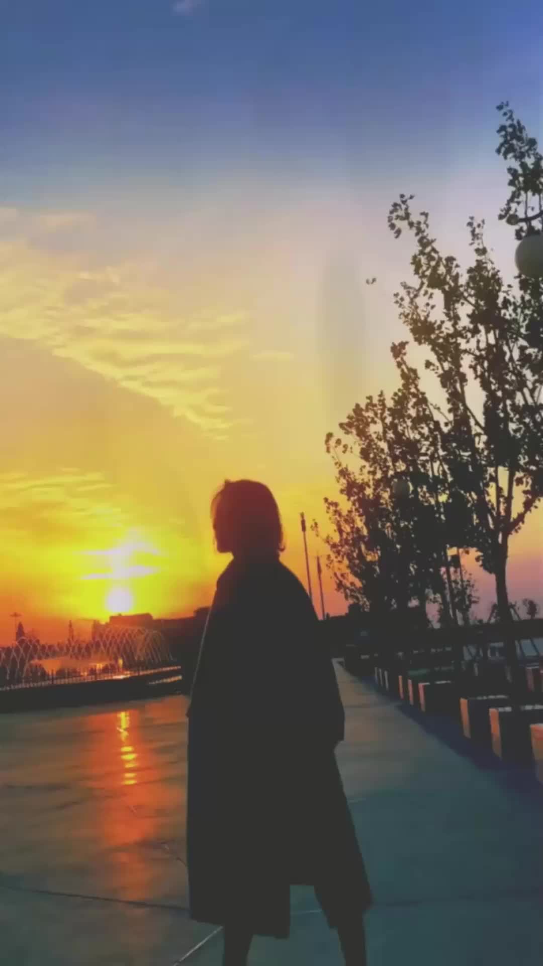 路上碰到的美女这侧影真是太唯美了正脸一定更好看