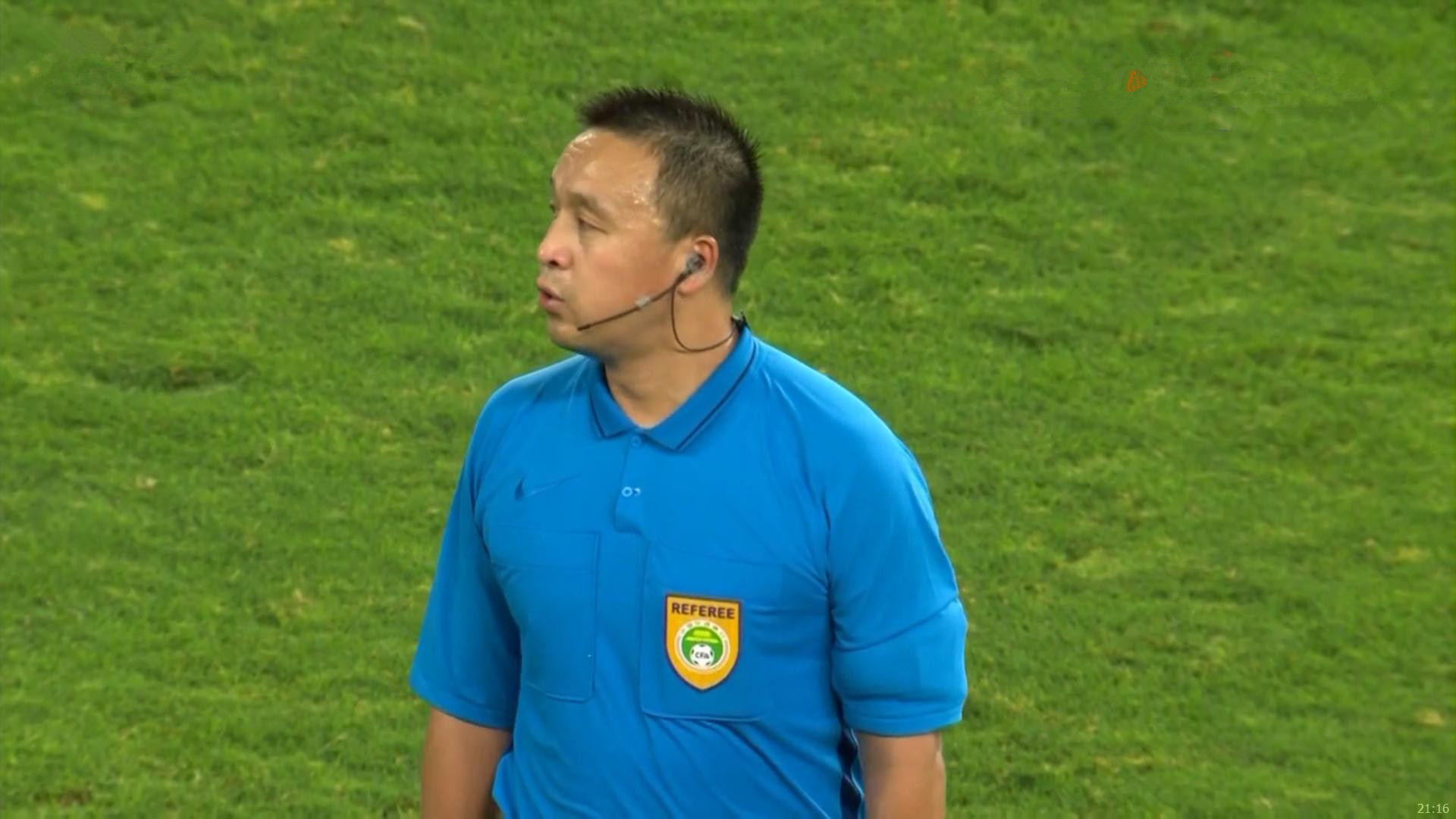 角球误判前石祯禄还有一漏判:33岁前国脚遭爆头,他连犯规都不给