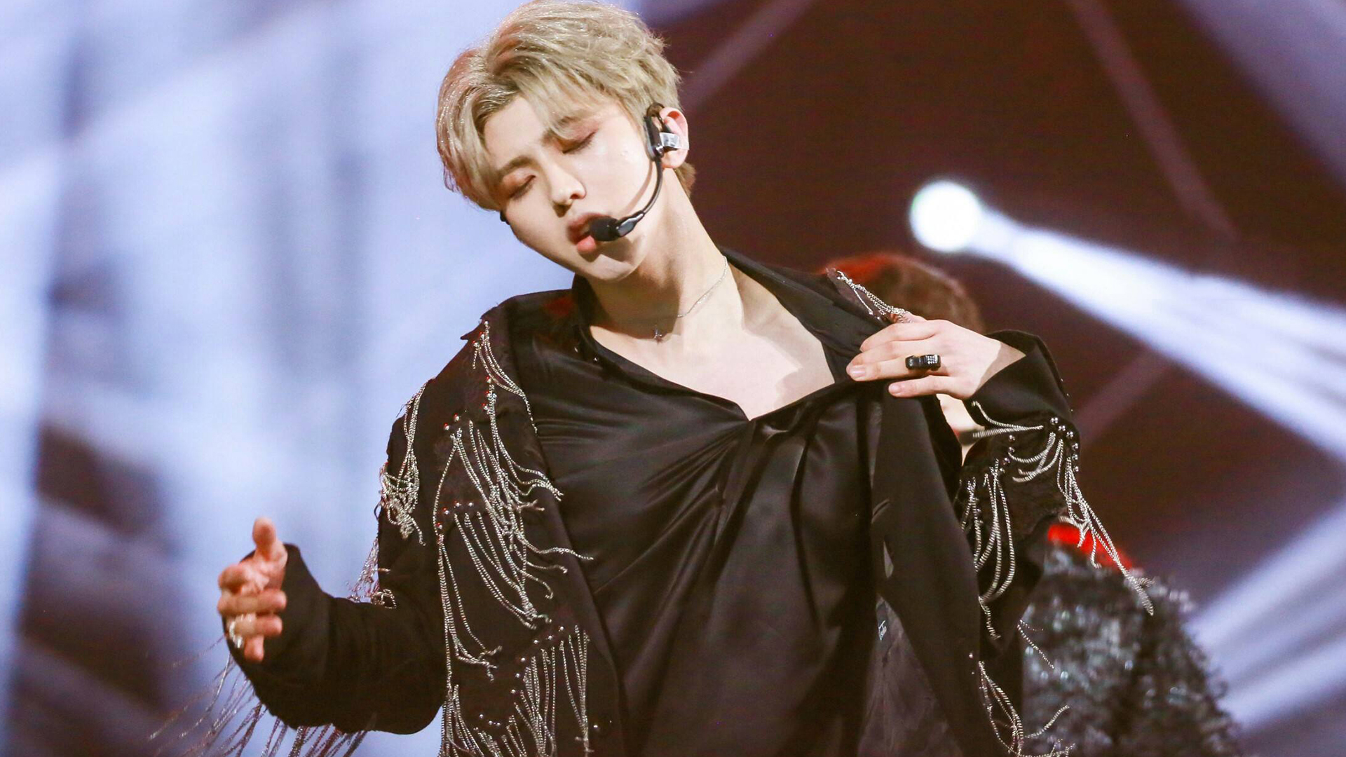 蔡徐坤粉丝素质堪忧公共场所乱写乱画涂鸦打卡行为不端惹众怒