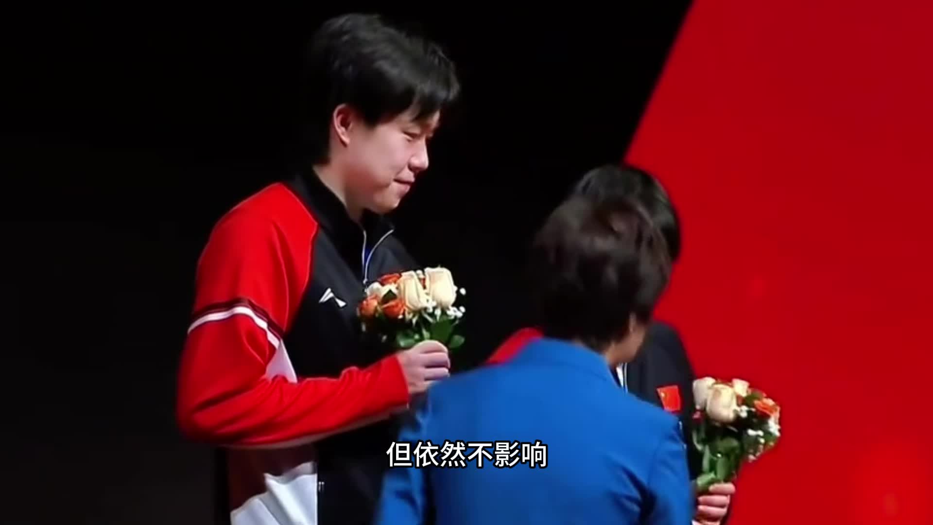 心情不错！张怡宁为莎头组合颁奖，两代魔王热聊莎莎笑得合不拢嘴