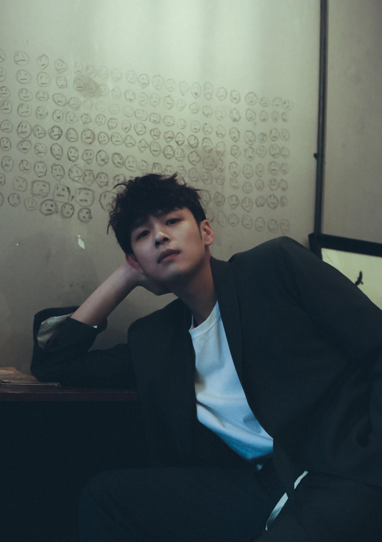 盛英豪写真新鲜出炉 蓦然回首展现绝美侧颜