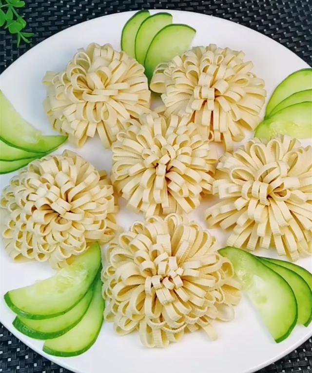 豆腐皮换个方式变成了开在盘子里的花好看又好吃做法超级简单