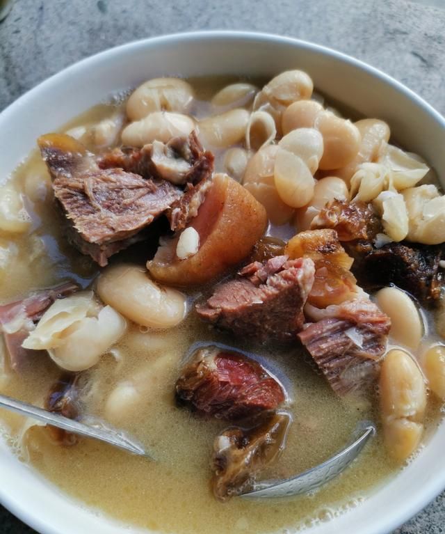 剑川白族人家的老腊肉炖白芸豆野生菌腰果花生米隔着屏幕都能闻_高清