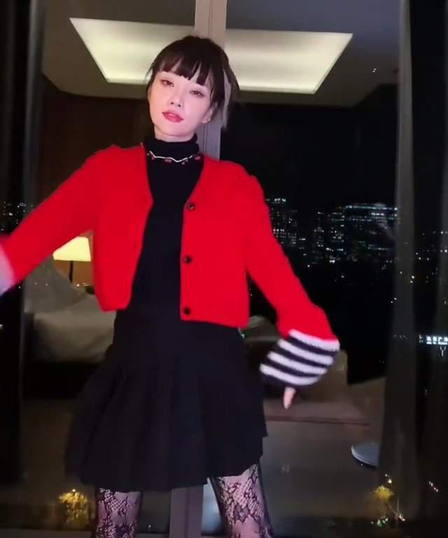 李小璐晒热舞视频,脏辫,丝袜造型被网友群嘲像村姑