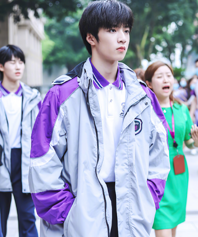 15岁刘耀文初中毕业照曝光颜值外形太耀眼充满青春活力