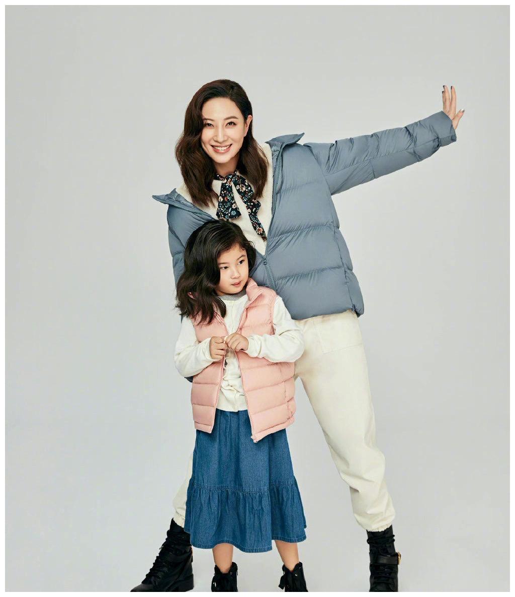 郑希怡的女儿比甜馨还可爱酷姐气息从小就显露拍大片也不怯场