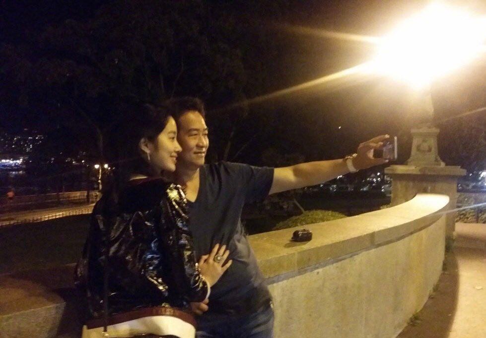 杨采钰回应与富豪陈金飞忘年恋还没结婚去年曾传领证