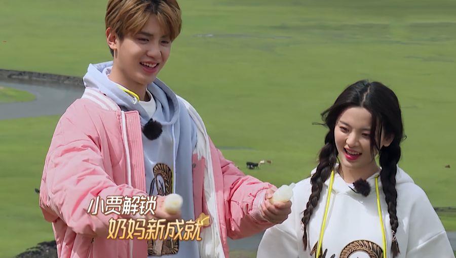 杨超越比黄明昊大却不叫弟弟,看她的称呼,没人敢叫第二遍