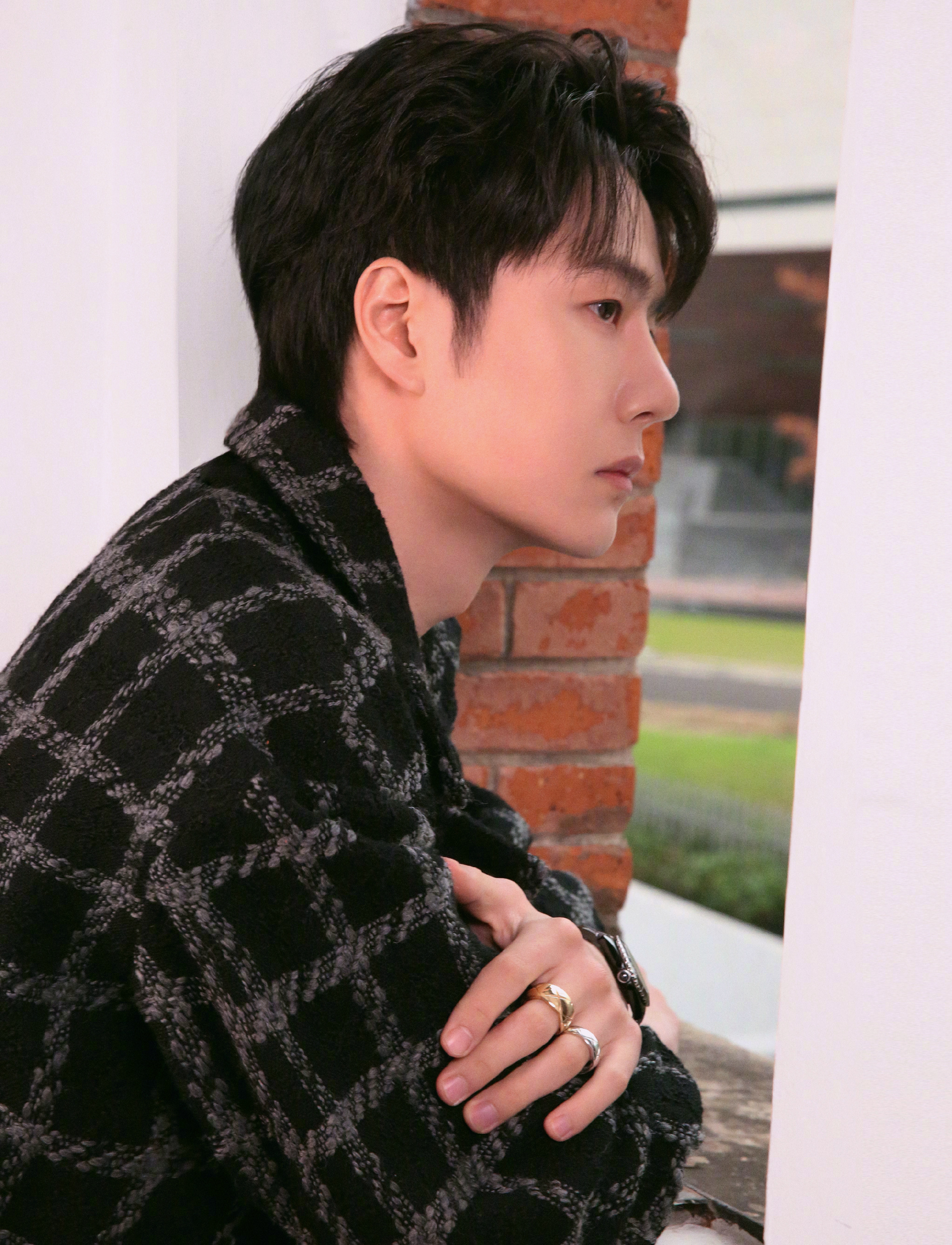 王一博身穿香奈儿经典的斜纹软呢大衣,简约休闲的棋盘格设计搭配coco