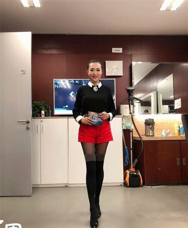 天下足球美女主播晒极品好身材球迷赞叹腿精太好看了