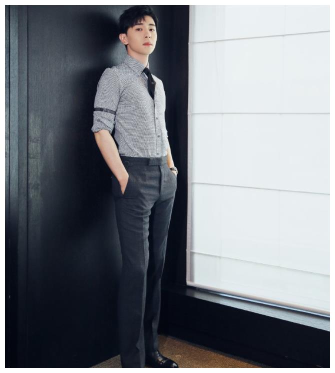 邓伦不愧是男神满屏大长腿性感无疑时尚大片迷倒众人