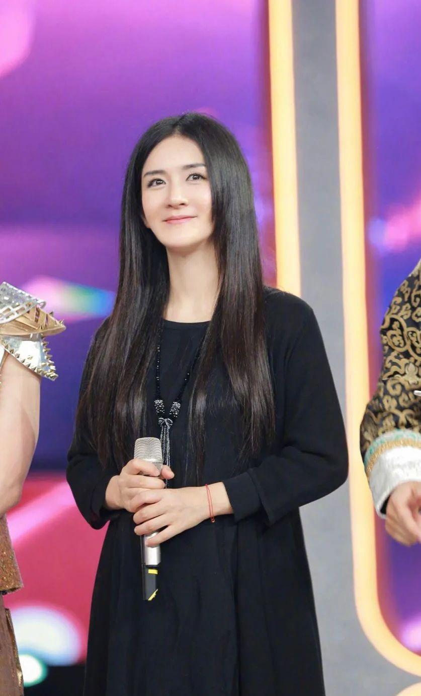 张雨绮主持快本聒噪不已多次打断嘉宾说话何炅都圆不了场