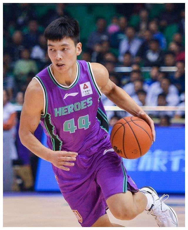 陈培东2019年夏加盟cba山东男篮,初出茅庐的陈培东用半个赛季获得无数