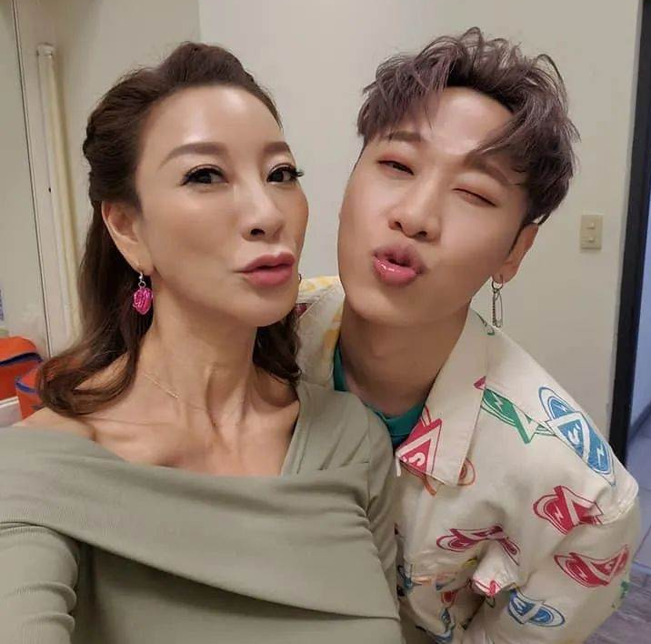 56岁杨绣惠近况曝光一脸冻龄状态好自曝曾成功挽救父母婚姻