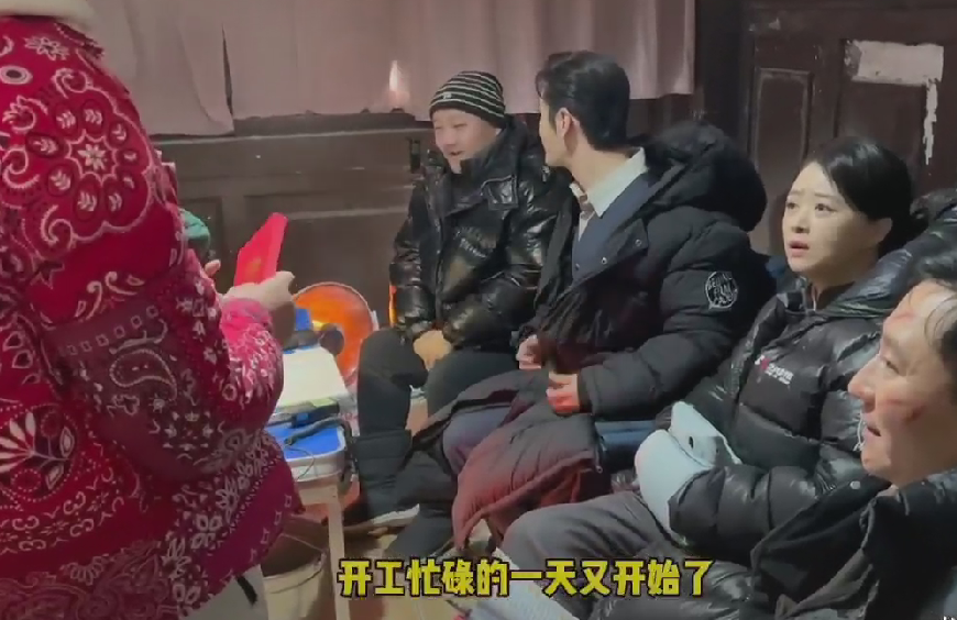 黄晓明大年初二现身剧组，给上百号人发红包，点头弯腰被夸善良休闲区蓝鸢梦想 - Www.slyday.coM