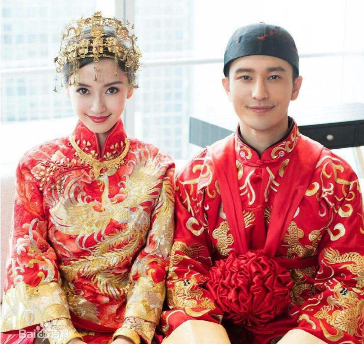 黄晓明大年初二现身剧组，给上百号人发红包，点头弯腰被夸善良休闲区蓝鸢梦想 - Www.slyday.coM