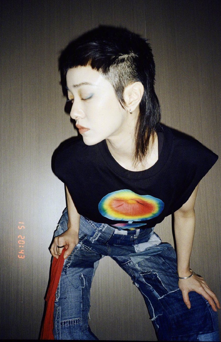 郭采洁不愧是短发女神狗啃式刘海摇滚范十足一般人驾驭不了