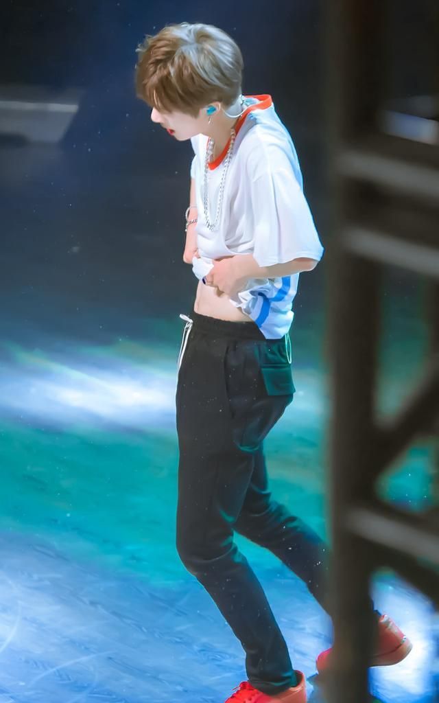 王一博:露腹肌的舞蹈酷到没规则