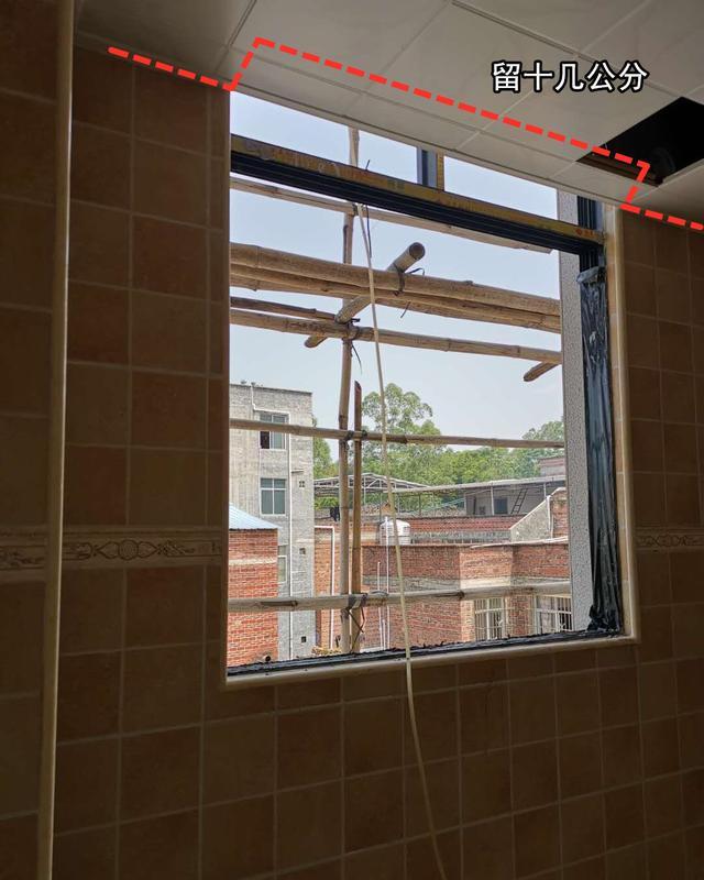 装之前为啥不和我商量现在铝扣板吊顶比窗户还低师傅得负全责