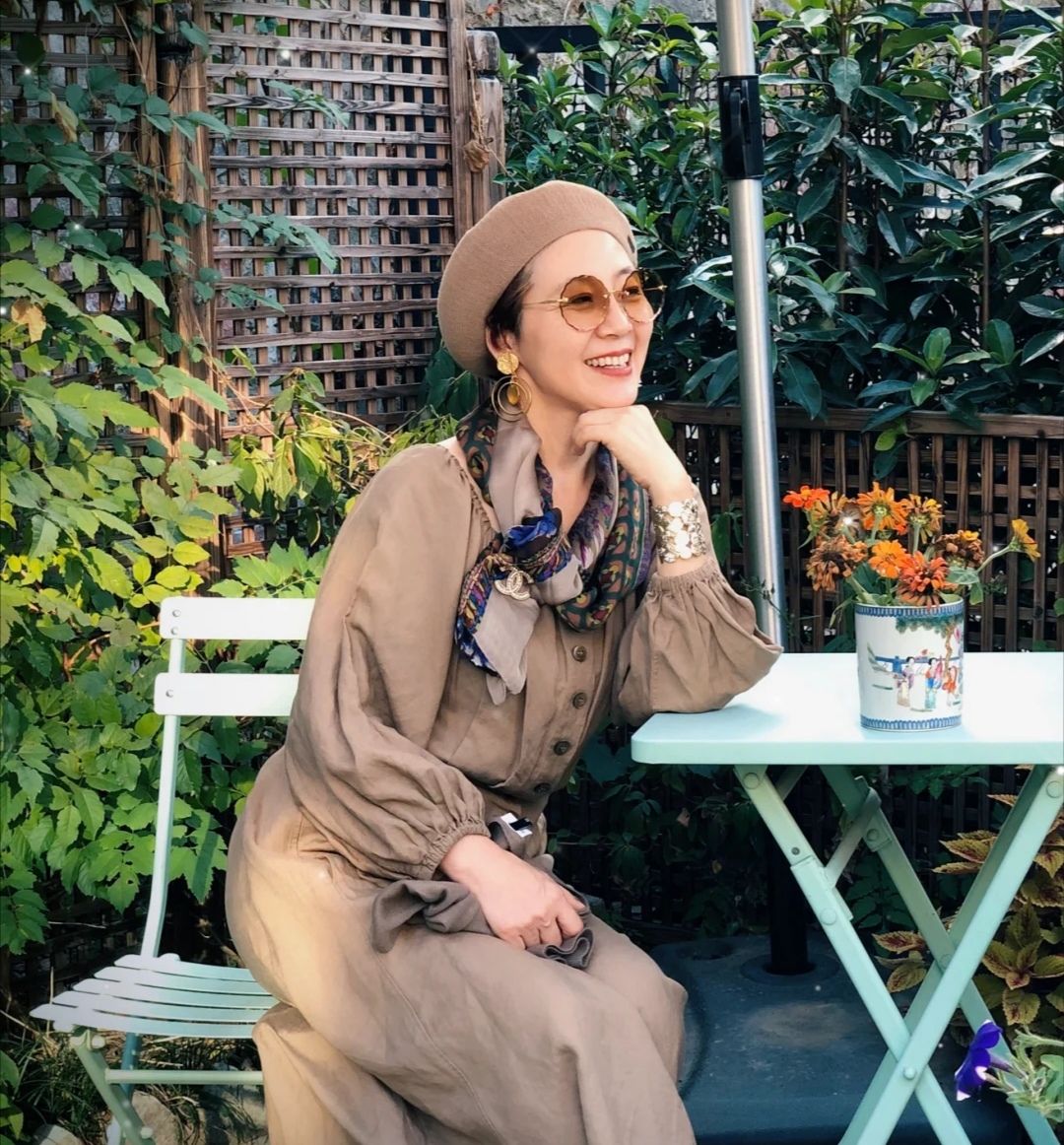 年过六十的网红潮奶奶穿搭时尚又酷又美时髦装扮令人羡慕