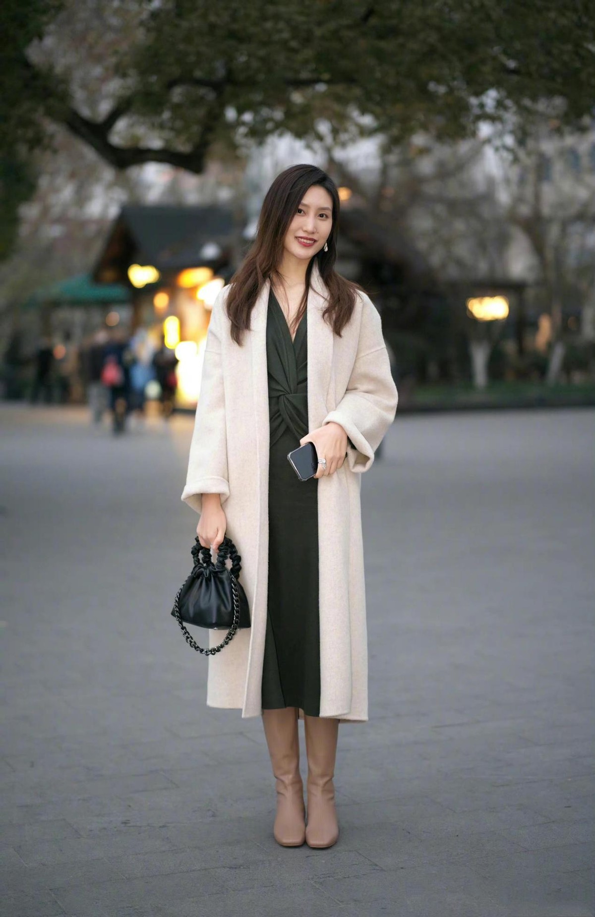 大龄女性还是穿大衣最有气质选择这三种搭配方式时髦还减龄