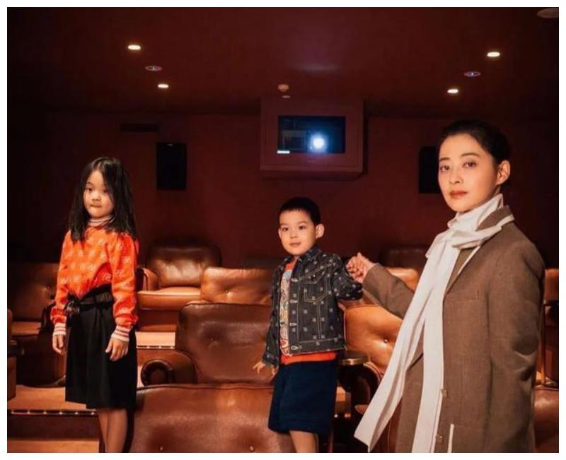 如今四十岁的梅婷,儿女双全,老公对自己宠爱有加,出现在公众视野下的