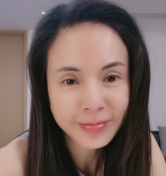 55岁李若彤近况曝光素颜皮肤白皙仙气足最美小龙女风采依旧