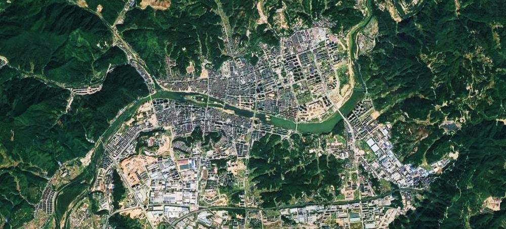 卫星航拍浙江龙泉市:龙泉溪穿城而过,河中还有一个岛屿