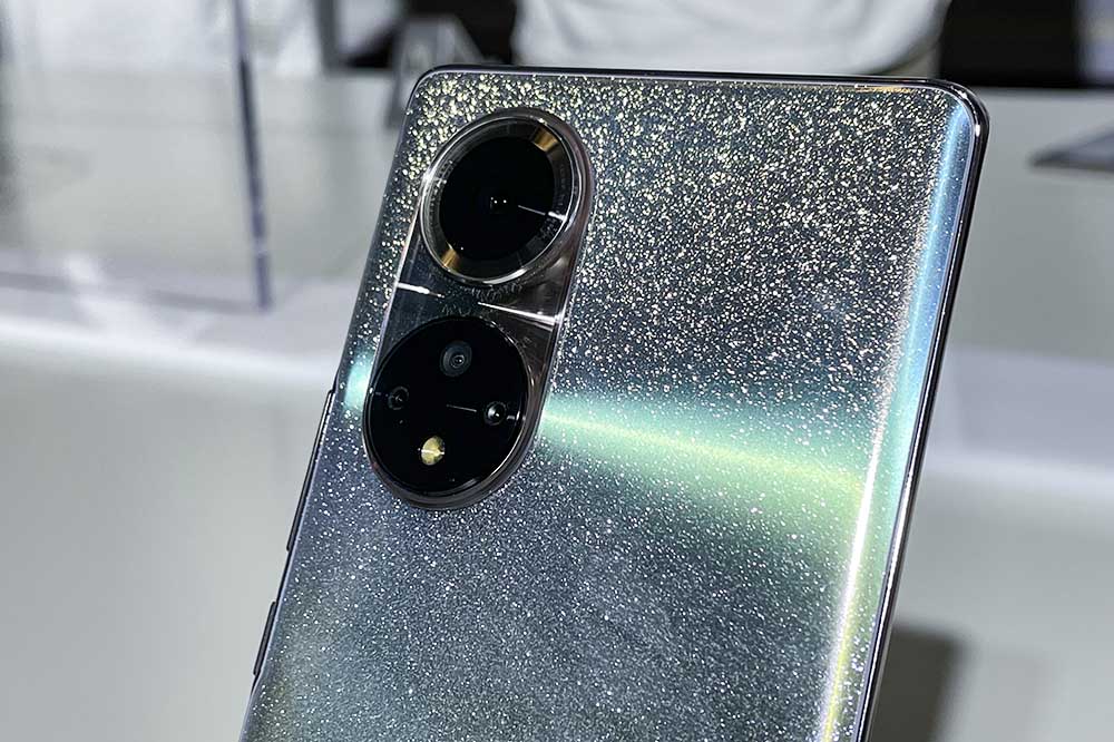 荣耀50系列现场真机耀眼的初雪水晶和jimmychoo一样闪亮