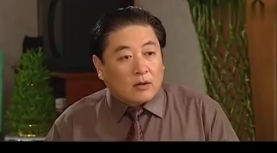 人大主任:女孩酒桌被灌酒,市长假意为其庆祝,实则居心叵测