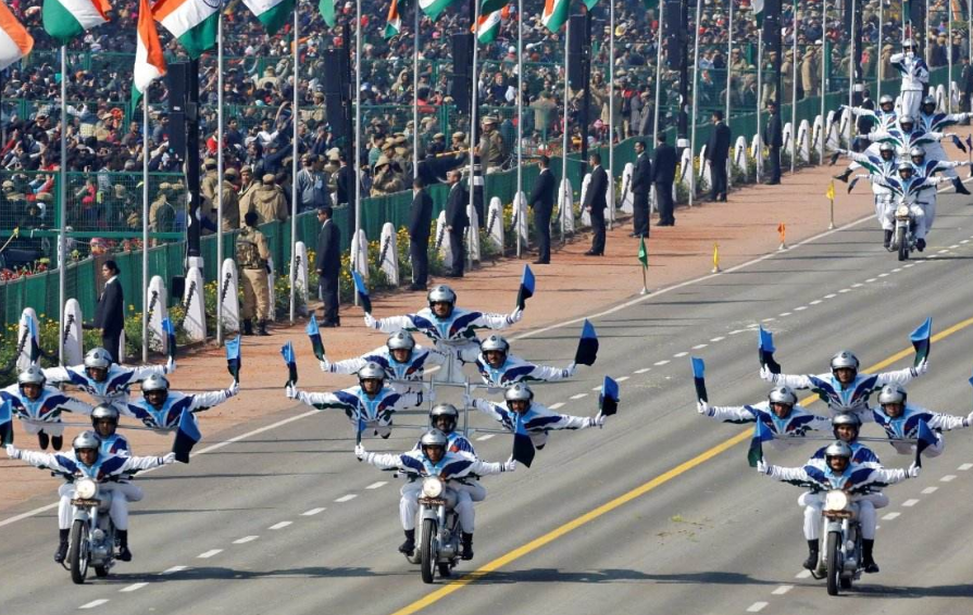 别人阅兵都是威武霸气,为何印度不一样,每次阅兵都要表演杂技