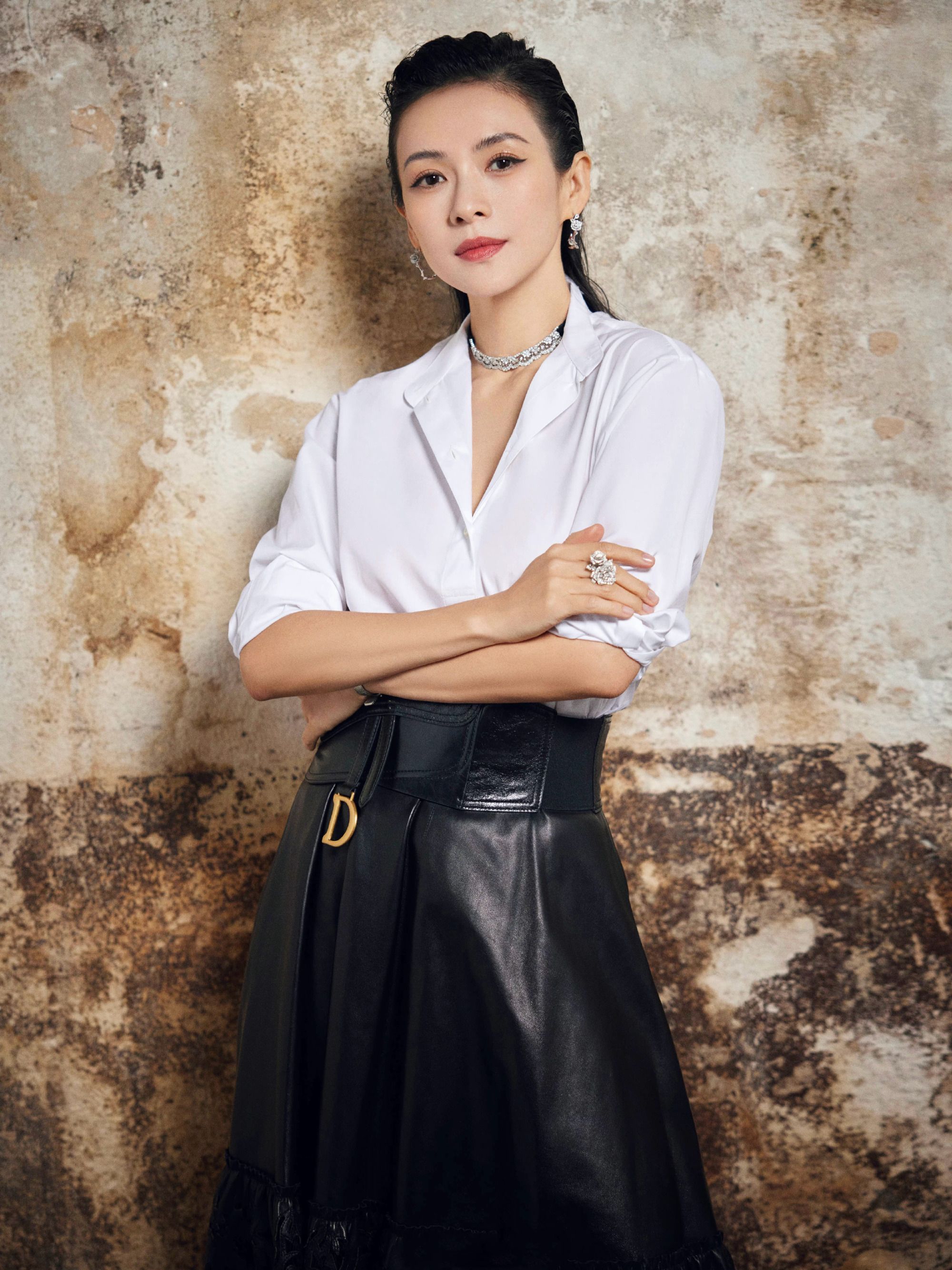 章子怡亮相巴黎时装周,镂空拼接皮裙搭配白衬衫,优雅大气__财经头条