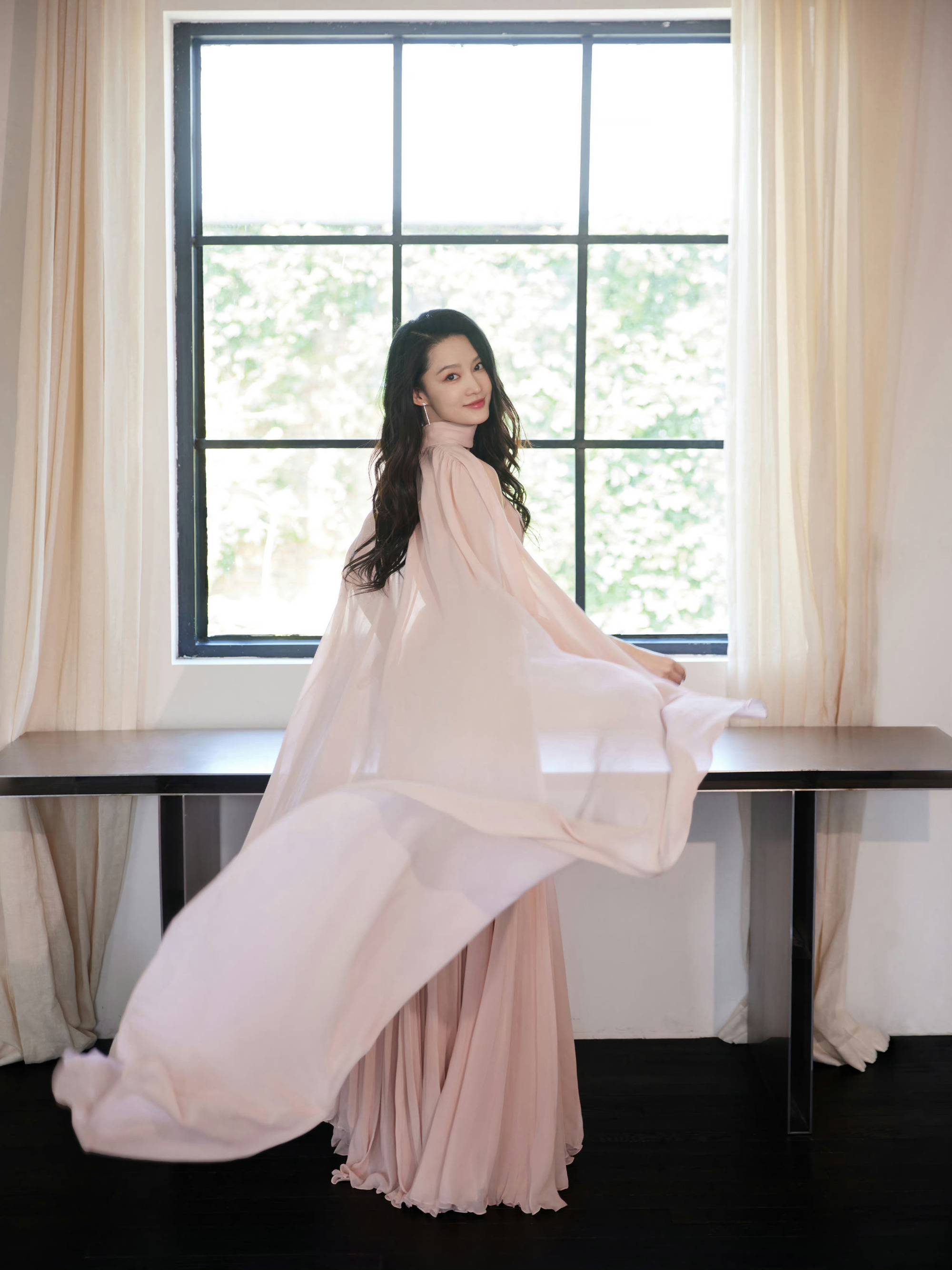 这次李沁选择了粉色纱裙,粉色调配合轻盈质感_高清图集_新浪网