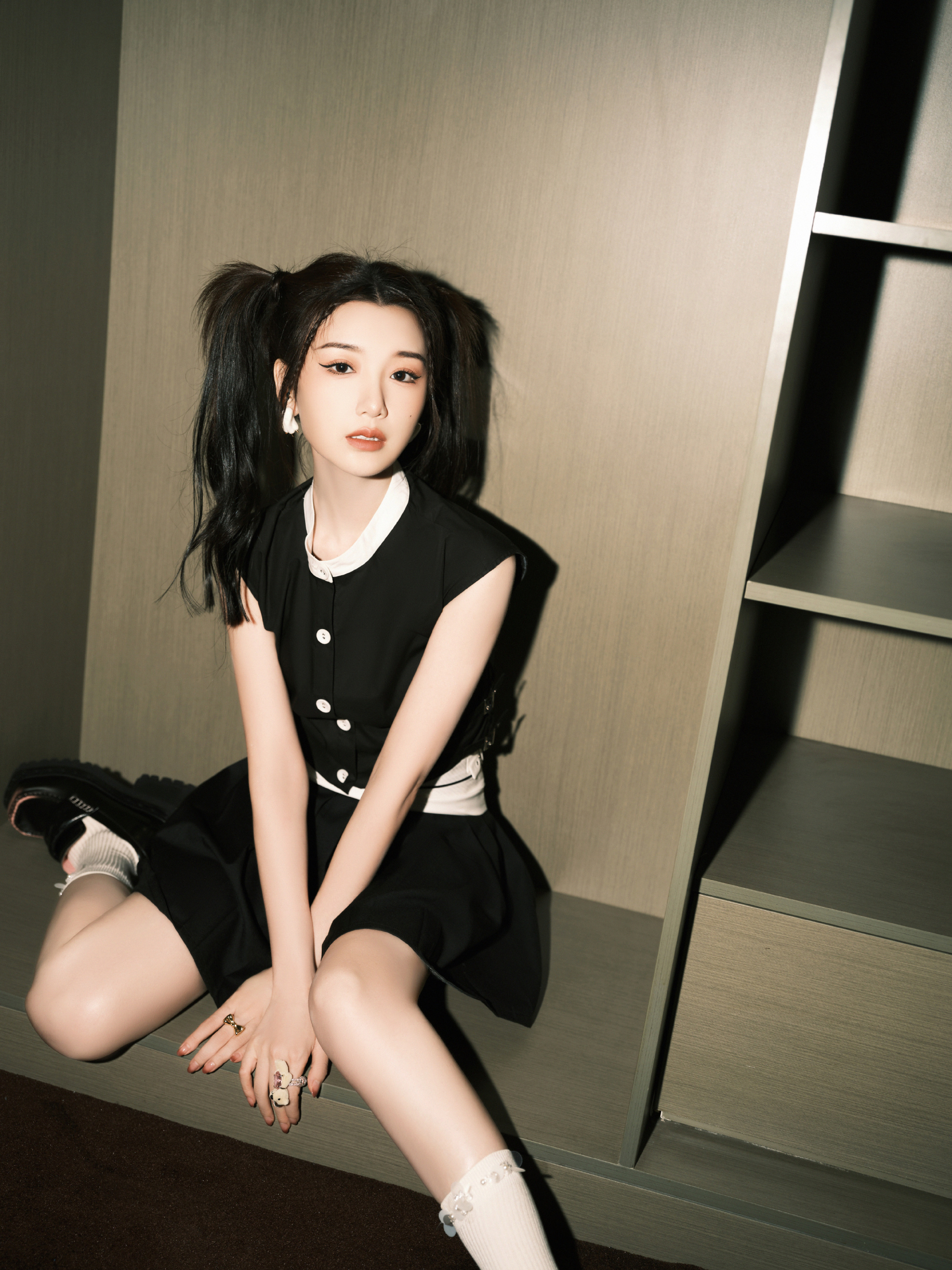 毛晓彤身穿黑白撞色学院风短裙双高马尾是精髓