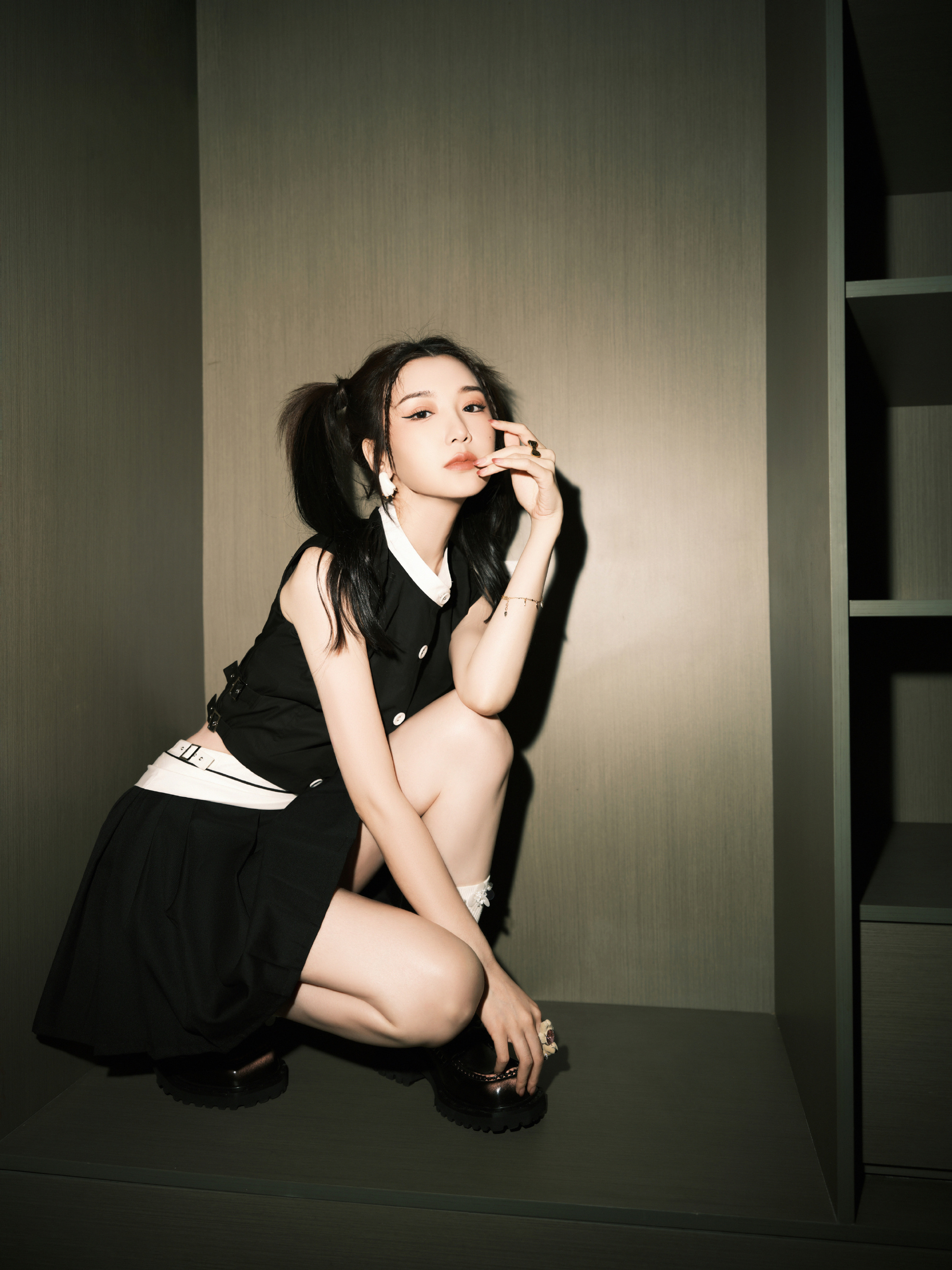 毛晓彤身穿黑白撞色学院风短裙双高马尾是精髓