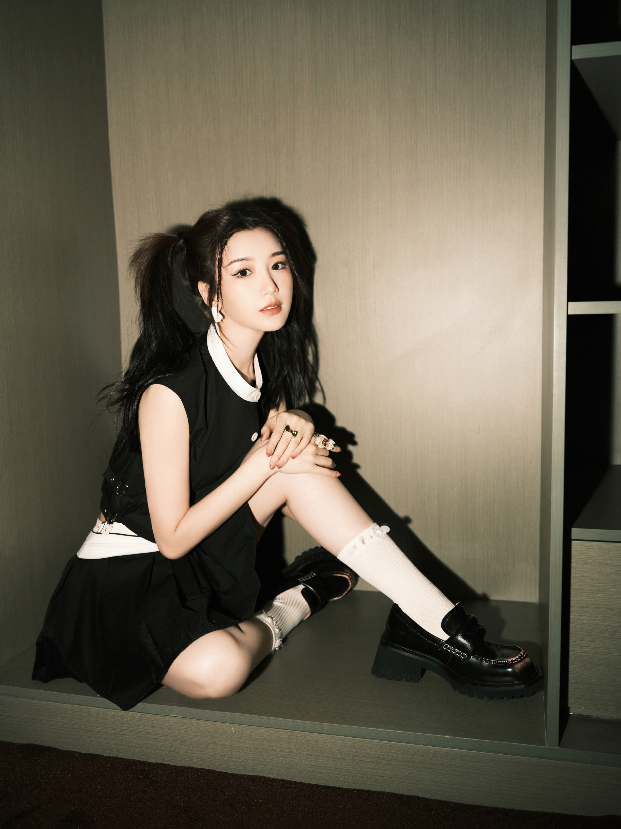 毛晓彤身穿黑白撞色学院风短裙双高马尾是精髓