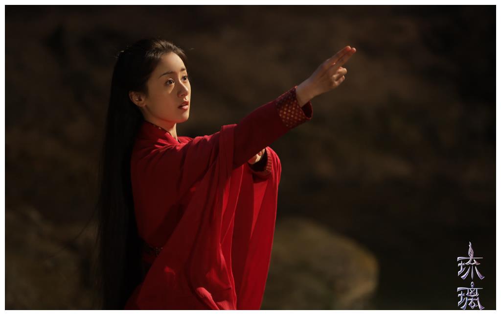 《琉璃》司凤璇玑解锁婚服造型 坐等"头发没乱 我的心乱了!