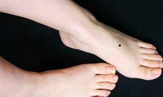 脚背上长痣脚背上的痣特别隐蔽,左脚背有痣主财,右脚背有痣主官.